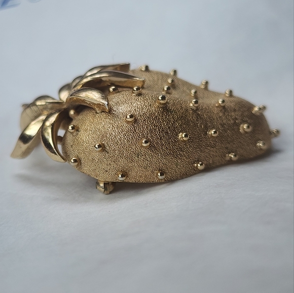 Crown TRIFARI Signed Gold Tone Strawberry Berry Fruit Vintage Brooch Pin - Picture 3 of 5